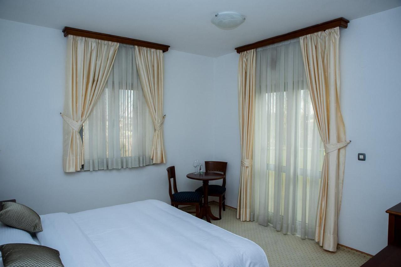 Hotel Hum يوبوسكي المظهر الخارجي الصورة